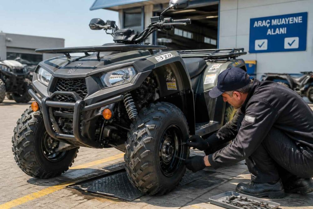 Kontrola opon quada przed przeglądem Mechanik sprawdza koło quada przed stacją kontroli pojazdów