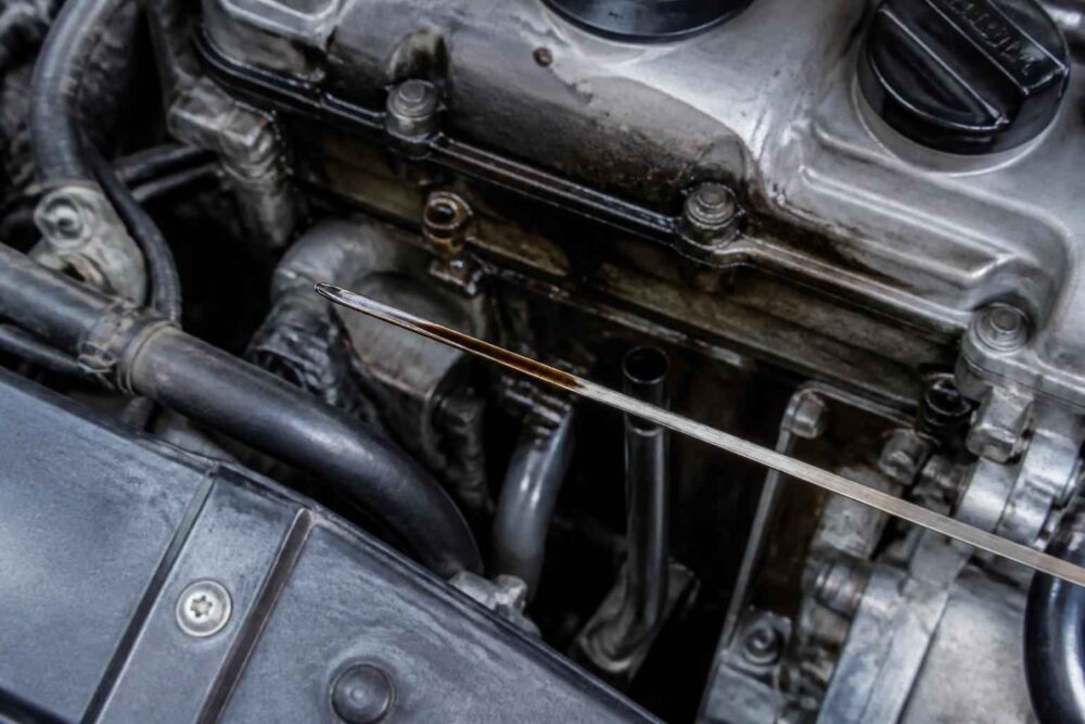 Za dużo oleju silnikowego – objawy, skutki i bezpieczne usunięcie nadmiaru